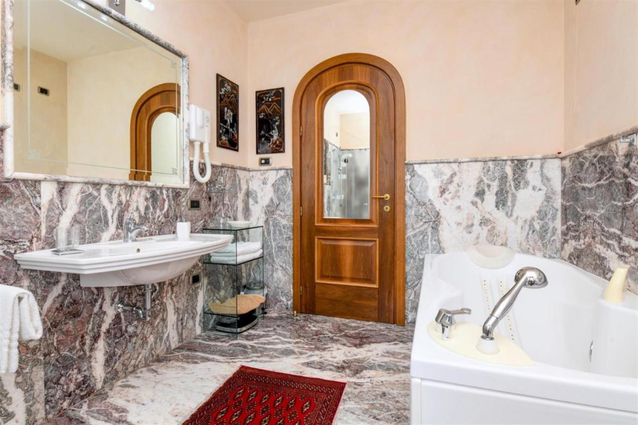 Private Luxury Villa With Pool Moniga del Garda Bagian luar foto